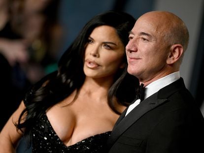 Jeff Bezos y Lauren Sánchez, en una fiesta celebrada después de los últimos Oscar, el 12 de marzo en Beverly Hills (California).