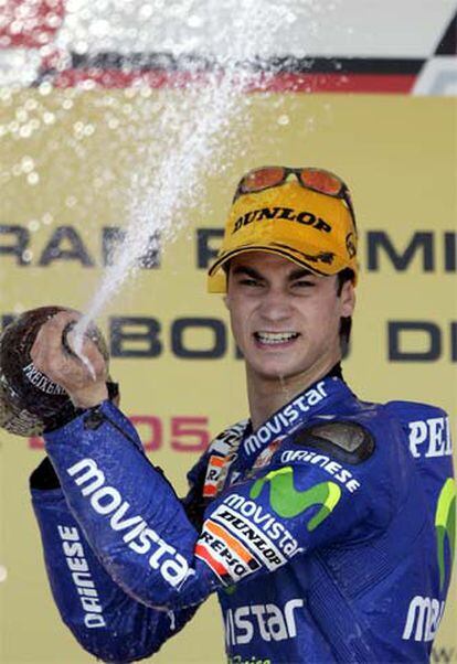 Pedrosa rocía con el tradicional cava su triunfo.