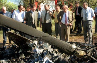 Jordi Pujol observa el estado en el que quedó el helicóptero en el que viajaban ocho personas, que resultaron muertas, tras el accidente en Torrallola en la Conca de Dalt, Lleida.