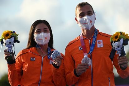 La mexico-neerlandesa Gabriela Schloesser y Steve Wijler tras ganar la plata en equipos mixtos de tiro con arco.