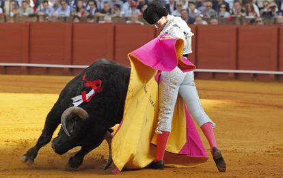 El diestro Jos&eacute; Garrido durante la faena de su primer toro, ayer en La Maestranza de Sevilla. 
