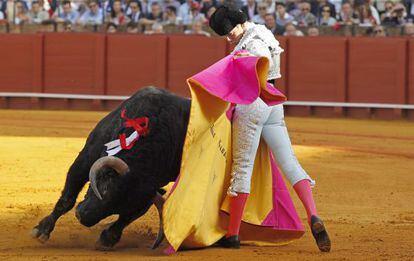 El diestro José Garrido durante la faena de su primer toro, ayer en La Maestranza de Sevilla.