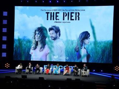 Con el éxito aún resonando de ‘La casa de papel’, Álex Pina y Esther Martínez Lobato estrenaron su siguiente serie en el Mipcom, el mayor mercado de televisión en Europa