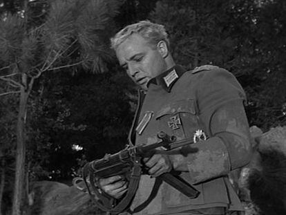 Marlon Brando con una metralleta MP 40 Schmeisser en 'El baile de los malditos'.