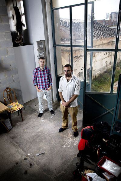 David Bestué (a la izquierda) y Marc Vives trabajan en un estudio alquilado en el centro de producción Hangar de Barcelona.