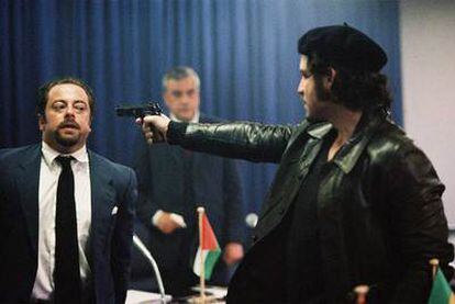 Edgar Ramírez (derecha) en una secuencia de<i> Carlos, </i>en la que se recrea el asalto a la sede de la OPEP en Viena, en 1975.