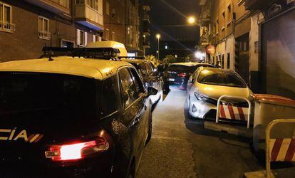 Efectivos de la policía en el lugar del suceso, la calle Manuel Maroto de Vallecas (Madrid).