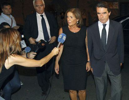 La alcaldesa de Madrid Ana Botella, acompañada por su marido José María Aznar, atiende a la prensa a su llegada a la capilla ardiente