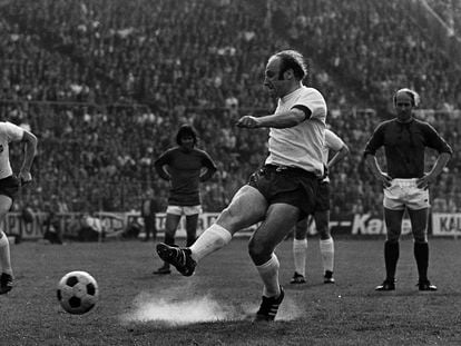 Uwe Seeler lanza un penalti durante un partido en Hamburgo en 1972.
