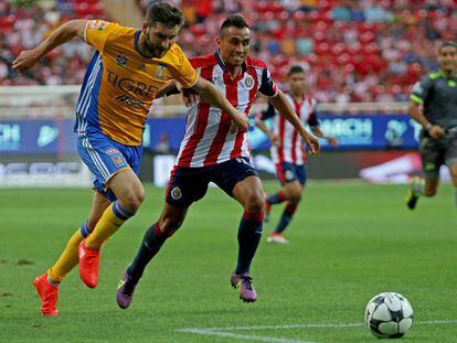 Gignac y Hernández disputan un balón