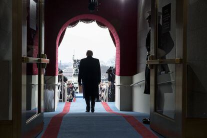 El presidente electo, Donald Trump, camina para tomar asiento en la ceremonia inaugural de juramentación en el Capitolio de los Estados Unidos en Washington, DC, el 20 de enero de 2017.