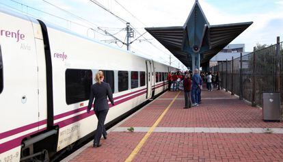 Tren Euromed de la línia Barcelona-València, a l'Aldea (Baix Ebre).