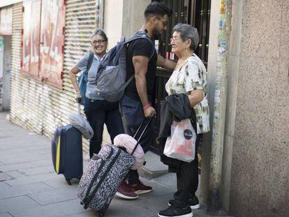 Dos usuarios de una plataforma de alquiler de apartamentos turísticos llegan a una vivienda en Madrid.