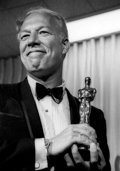 El actor George Kennedy posa junto a su Oscar por 'La leyenda del indomable', el 10 de abril de 1968.