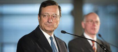 El presidente del Banco Central Europeo, Mario Draghi, (d), y el presidente del parlamento alem&aacute;n, Norbert Lammert. 