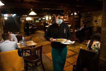 Un camarero en el restaurante O Dezaseis, en Santiago de Compostela.