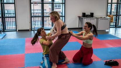 De izquierda a derecha, Élise Moreau, Elisa Keisanen y Cristina Morales, en un ensayo de 'La mártir Felicitas'.