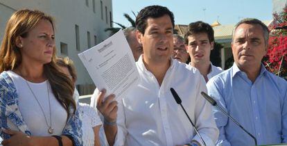 Juan Manuel Moreno muestra este jueves el informe del letrado favorable a la admisi&oacute;n de iniciativas de la oposici&oacute;n.
