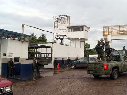 Militares vigilan este lunes el puerto de L&aacute;zaro C&aacute;rdenas. 