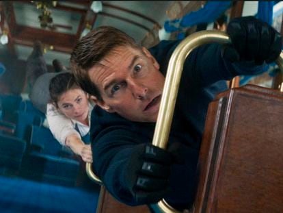 Hayley Atwell y Tom Cruise cuelgan de un vagón de tren en 'Misión: Imposible. Sentencia motal. Parte 1'.