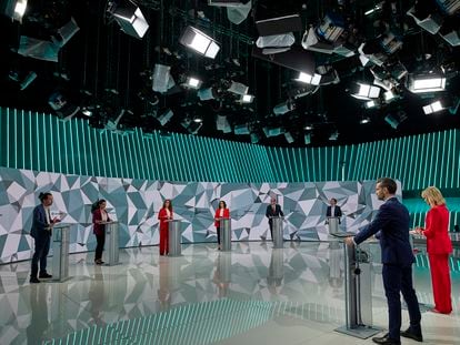 Los candidatos, este miércoles en el debate de Telemadrid. Desde la izquierda: Iglesias, Monasterio, García, Ayuso, Gabilondo y Bal.