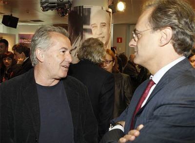 Víctor Manuel, a la izquierda, con Pedro García Guillén, director general de EL PAÍS.