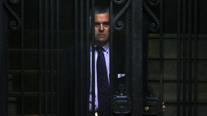 Luis Bárcenas, entonces tesorero del PP y senador, sale de su domicilio el 21 de julio de 2009, en plena investigación del 'caso Gürtel'.