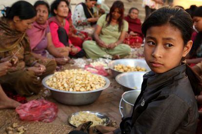 Ni&ntilde;as nepal&iacute;es desplazadas esperan a que les sirvan la comida en Sankhu (Kathmandu).
