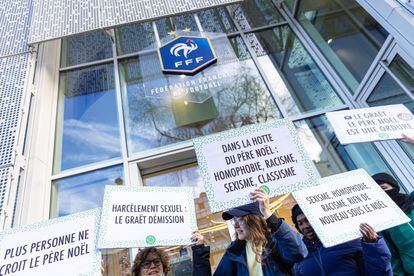Un grupo de manifestantes pide la destitución del presidente de la Federación Francesa de Fútbol (FFF), Noel Le Graet, frente a su sede, este miércoles.
