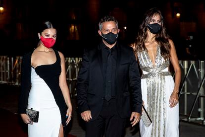 Alejandro Sanz, con su hija Manuela y Rachel Valdés, en San Sebastián.