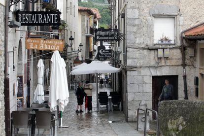 Varios restaurantes de Laredo (Cantabria), este martes a la espera de la llegada del turismo vasco.