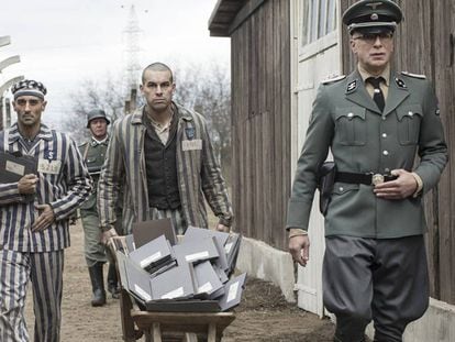 Desde la izquierda, Alain Hernández, Mario Casas y Richard van Weyden, en 'El fotógrafo de Mauthausen'. En vídeo, tráiler del film.