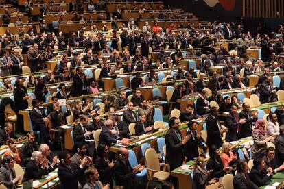 Los miembros de la Asamblea General de la ONU aplauden la intervención del presidente de la Autoridad Nacional Palestina, Mahmud Abás.