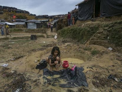 Una niña rohingya lava la ropa en un agujero en el campo de refugiados de Balukhali en Cox's Bazar (Bangladés) este lunes.