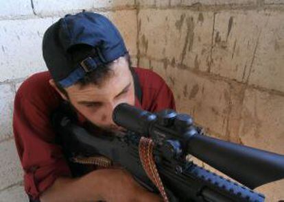 La imagen, facilitada por la oposición siria, muestra a uno de sus miembros.