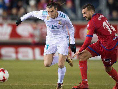 Gareth Bale lucha un balón con Gregorio Sierra. En vídeo, declaraciones del entrenador del Real Madrid.