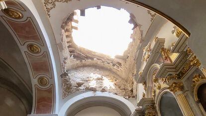 Boquete de la bóveda derrumbada en la iglesia de Santa María Magdalena de Sollana.