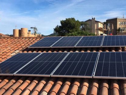 Instalación de autoconsumo solar en una vivienda en Sant Just Desvern (Barcelona). 