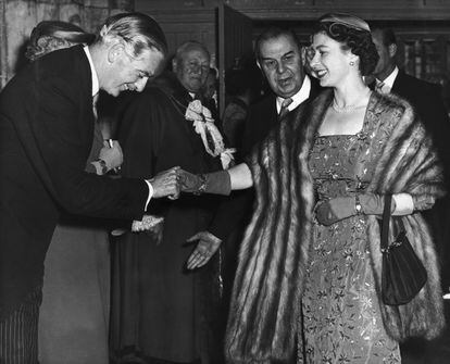 La reina estrecha la mano del primer ministro Sir Anthony Eden en una cena de Estado en el Ayuntamiento de Londres en mayo de 1956. Eden gobernó entre abril de 1955, tras la dimisión de Churchill, y enero de 1957.