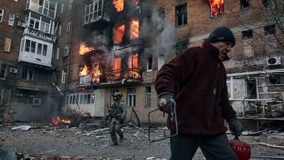 Un ciudadano sale de su casa tras los bombardeos rusos.
