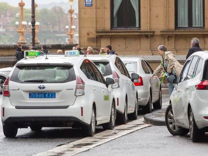 Varios taxis permanecen estacionados este miércoles en la parada del Boulevard de San Sebastián.