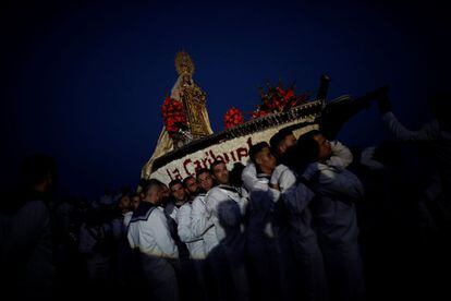 Los marineros escoltan a la Virgen del Carmen durante la procesión.