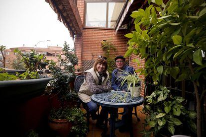 Adela León y su pareja, Daniel Barrio, en su piso de San Sebastián de los Reyes.