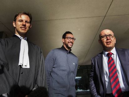 Simon Bekaert, Valtònyc y Gonzalo Boye, a la salida del tribunal de Gante, este lunes.