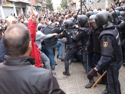 Enfrontament entre ciutadans i policia davant un col·legi electoral a Girona.