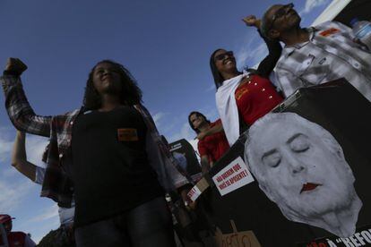Protestantes simulan el funeral del presidente brasileño durante la manifestación en Brasilia.