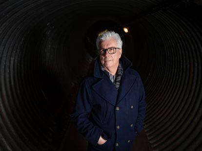 El escritor gales Ken Follett posa en Kelvedon Hatch un refugio nuclear secreto en Essex, Reino Unido, en 2021.