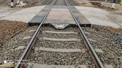Un paso a nivel ferroviario, renovado por ADIF, en una imagen facilitada por la empresa pública.
