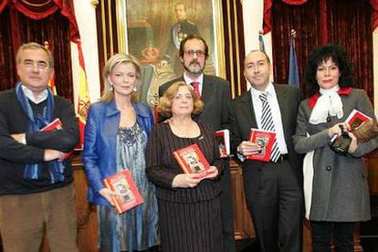Signes, Bravo, la viuda y el hijo de Gutiérrez, Soler e Izquierdo, ayer en Elche.