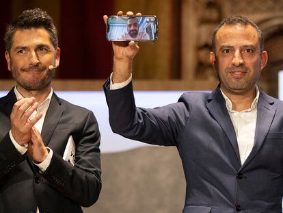 Suhaib Saled, hermano de Mohammed Saled, ganador del premio Ortega y Gasset a la mejor fotografía, muestra en la pantalla de su móvil al fotoperiodista, que ha seguido la entrega desde Palestina.